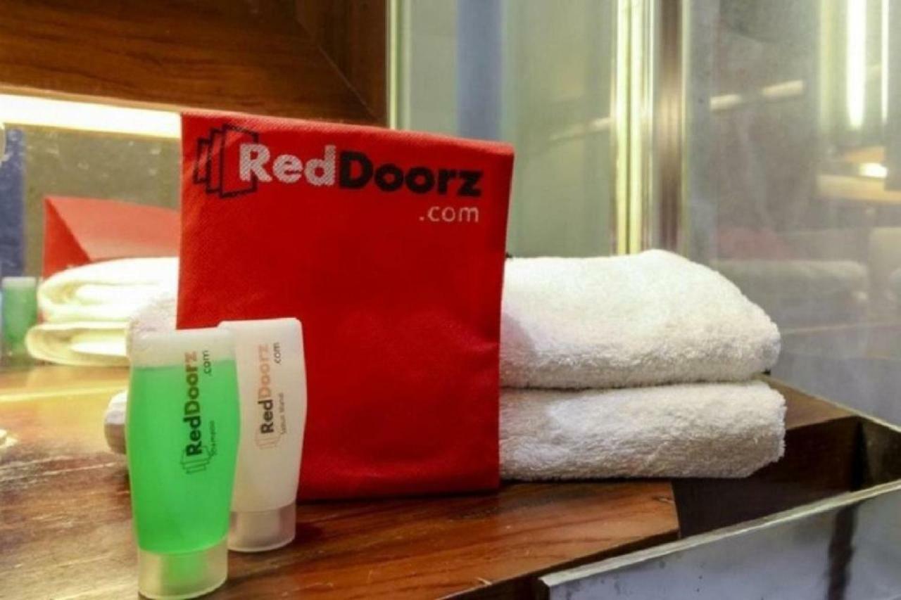 Reddoorz Near Stadion Manahan Solo Exterior photo